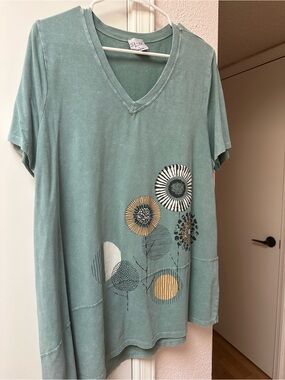 Women’s V-Neck Sage Green Floral Graphic Tunic